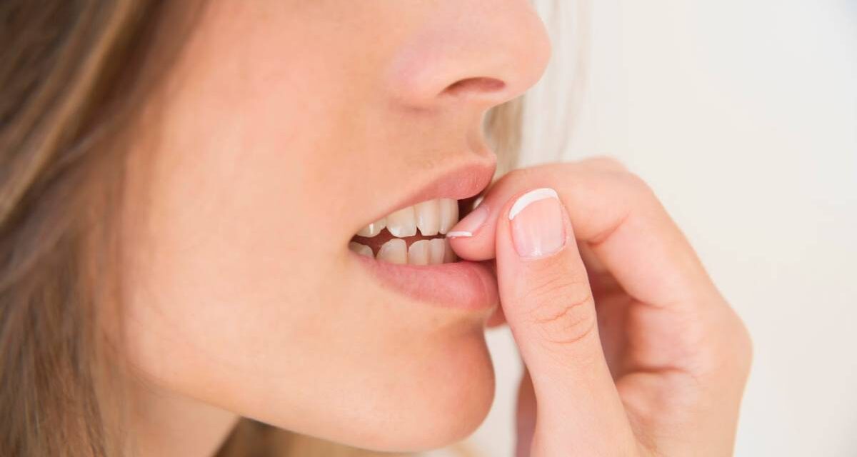 Morderse las uñas: El riesgo invisible para tu salud dental